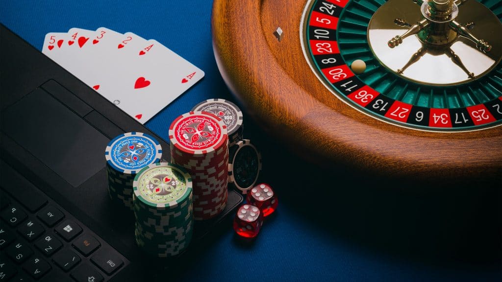 roulette jetons cartes de poker sur ordinateur noir